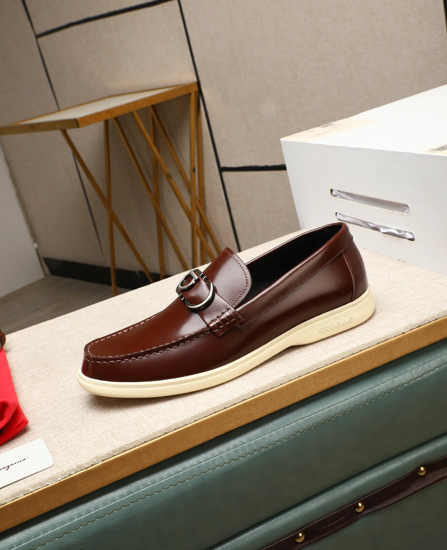 Men's shoes 💰580 📛📛(water-dyed cow lining) Salvatore Ferragamo high-end (Salvatore Ferragamo) is the top international luxury footwear brand. It comes from the fashion kingdom of Italy. It is famous all over the world for its traditional handmade design and novel styles... 🚶🏻🚶🏻New suit shoes are available simultaneously at the counter. This style is purely handmade. The fabric is imported Italian calfskin➕Soft water-dyed cowhide lining. Original authentic outsole🌀🌀Size: 38➖44 (45 46 customized)